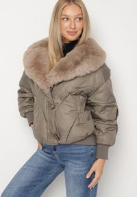 Born2be - Ciemnozielona Pikowana Kurtka o Pudełkowym Kroju z Kapturem z Futerkiem Rivitta. Okazja: na co dzień, na spotkanie biznesowe, do pracy. Typ kołnierza: kaptur. Kolor: zielony. Materiał: futro. Wzór: aplikacja, paski. Styl: casual, biznesowy, elegancki, klasyczny #1