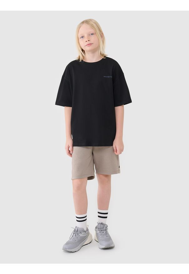 4f - 4F T-shirt oversize z napisem chłopięcy - czarny 140 (9-10 lat). Okazja: na co dzień. Kolor: czarny. Materiał: dzianina, bawełna, jersey. Długość rękawa: krótki rękaw. Długość: krótkie. Wzór: napisy. Sezon: lato. Styl: klasyczny, sportowy, casual