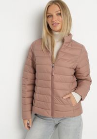 Born2be - Różowa Pikowana Kurtka w Klasycznym Stylu Nelaniel. Okazja: na co dzień. Kolor: różowy. Materiał: jeans. Styl: klasyczny