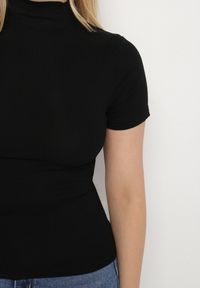 Born2be - Czarny Dopasowany T-shirt z Wiskozy z Golfem Isovera. Okazja: do pracy, na spotkanie biznesowe. Typ kołnierza: golf. Kolor: czarny. Materiał: wiskoza. Długość rękawa: krótki rękaw. Długość: krótkie. Wzór: aplikacja. Styl: elegancki, biznesowy #6