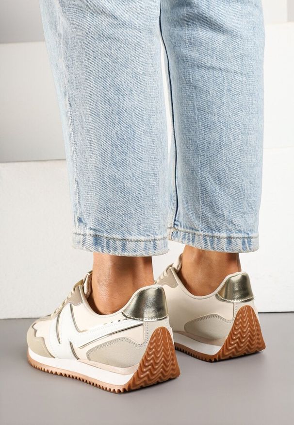 Born2be - Jasnobeżowe Sneakersy z Metaliczną Lamówką i Geometrycznym Wzorem Tosvella. Okazja: na co dzień. Zapięcie: sznurówki. Kolor: beżowy. Materiał: jeans. Wzór: geometria