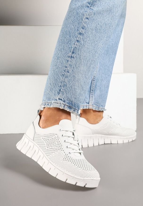 Born2be - Białe Skórzane Sneakersy z Perforacją i Skórzaną Wkładką Galzedis. Nosek buta: okrągły. Zapięcie: sznurówki. Kolor: biały. Materiał: skóra. Obcas: na obcasie. Wysokość obcasa: niski