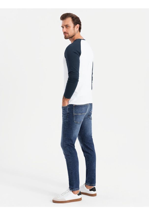 Ombre Clothing - Męski longsleeve z kontrastowymi raglanowymi rękawami – biało-granatowy V1. Okazja: na co dzień. Kolor: biały. Materiał: skóra, jersey, dzianina, materiał, bawełna. Długość rękawa: długi rękaw. Wzór: ze splotem. Styl: klasyczny, casual