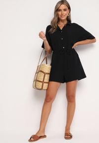 Born2be - Czarny Muślinowy Kombinezon z Bawełny Wiązany w Talii z Guzikami Dlirena. Kolor: czarny. Materiał: bawełna. Długość rękawa: krótki rękaw. Długość: krótkie. Styl: elegancki #7