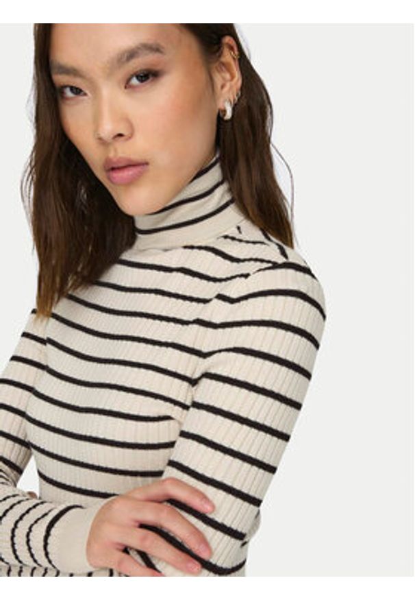 only - ONLY Golf Karol 15165075 Beżowy Slim Fit. Typ kołnierza: golf. Kolor: beżowy. Materiał: wiskoza