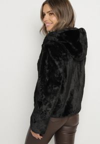 Born2be - Czarna Casualowa Kurtka Futerko z Kapturem Nindrie. Okazja: na co dzień. Typ kołnierza: kaptur. Kolor: czarny. Materiał: futro. Styl: casual #3