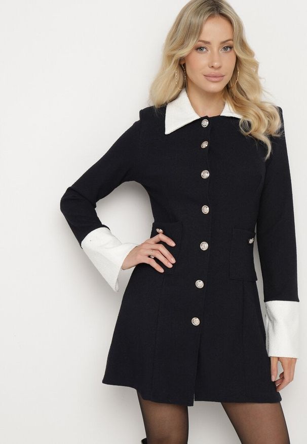 Born2be - Czarna Sukienka z Usztywnioną Linią Ramion z Guzikami Sewiana. Kolor: czarny. Materiał: skóra