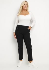 Born2be - Czarne Spodnie z Wiskozą i Ozdobnymi Guzikami Tenzina. Okazja: na co dzień. Kolor: czarny. Materiał: wiskoza. Styl: klasyczny, casual #6