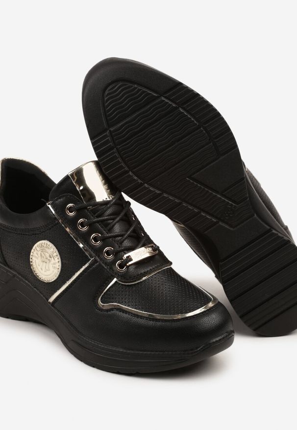 Renee - Czarne Sneakersy Ozdobione Metalicznymi Aplikacjami Hellevia. Okazja: na co dzień. Kolor: czarny. Materiał: jeans. Wzór: aplikacja