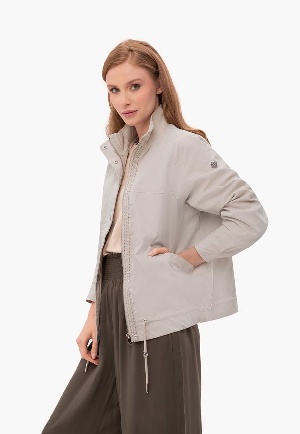 Volcano - Lekka kurtka przejściowa J-SANGRIA. Okazja: na co dzień. Typ kołnierza: kołnierzyk stójkowy. Materiał: materiał. Wzór: nadruk. Styl: casual