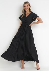 Born2be - Czarna Elegancka Sukienka Maxi w Plisy z Kopertowym Dekoltem i Wiązaniem Thessi. Kolor: czarny. Sezon: lato. Typ sukienki: kopertowe. Styl: elegancki. Długość: maxi #1