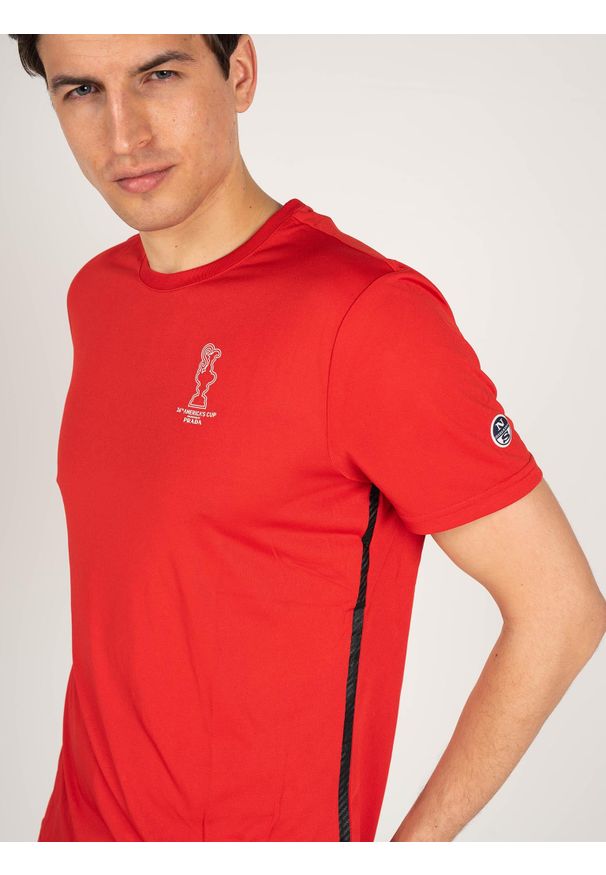 North Sails X Prada T-shirt "Foehn" | 45 2302 000 | T-shirt Foehn | Mężczyzna | Czerwony. Okazja: na co dzień. Kolor: czerwony. Materiał: poliester. Wzór: aplikacja, nadruk. Styl: casual
