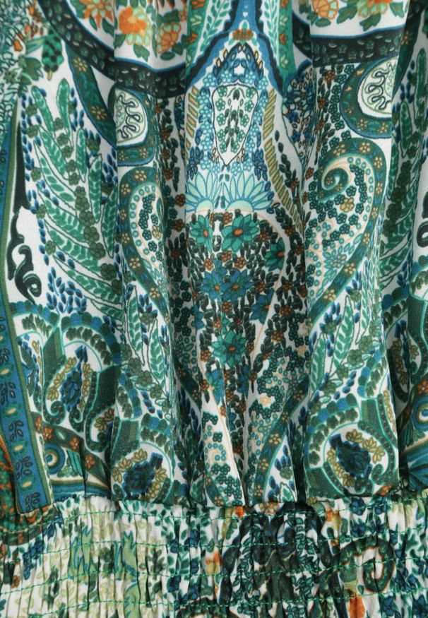 Born2be - Zielona Sukienka Hiszpanka Ozdobiona Frędzlami o Rozkloszowanym Fasonie w Print Paisley Allnight. Okazja: na co dzień. Typ kołnierza: dekolt hiszpanka. Kolor: zielony. Wzór: nadruk, aplikacja, paisley. Typ sukienki: proste. Styl: elegancki, casual