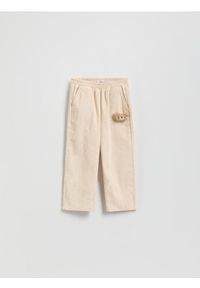 Reserved - Sztruksowe spodnie z aplikacją - kremowy. Kolor: kremowy. Materiał: sztruks. Wzór: aplikacja #1