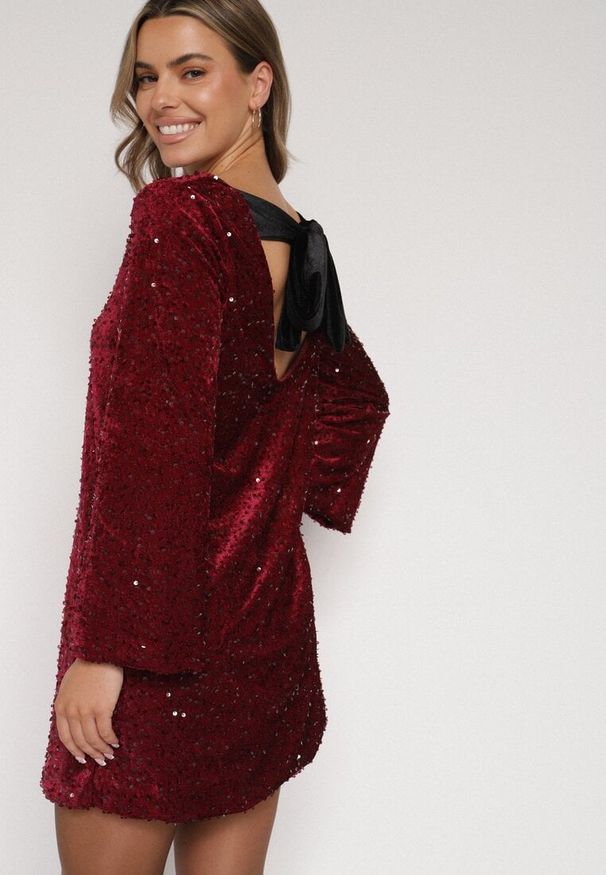 Born2be - Czerwona Cekinowa Sukienka z Odkrytymi Plecami i Wiązaniem Diadina. Kolor: czerwony. Materiał: wiskoza, elastan, futro. Wzór: aplikacja. Styl: wizytowy, elegancki