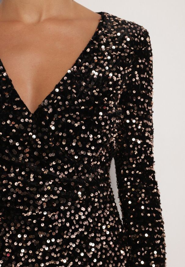 Born2be - Złoto-Czarna Dopasowana Cekinowa Sukienka z Kopertowym Dekoltem i Asymetrycznym Wycięciem Rinnalith. Okazja: na imprezę. Kolor: złoty. Typ sukienki: kopertowe, asymetryczne. Styl: klasyczny, elegancki