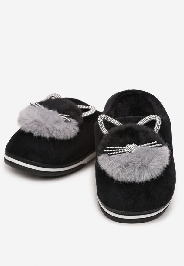 Renee - Czarne Kapcie Futrzane z Kotkiem Leze. Okazja: do domu. Nosek buta: okrągły. Kolor: czarny. Materiał: futro. Wzór: aplikacja. Styl: elegancki