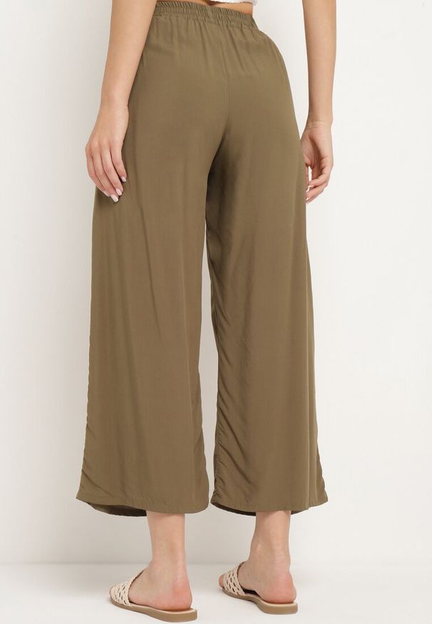 Born2be - Ciemnozielone Bawełniane Spodnie z Szerokimi Nogawkami Palazzo z Gumką w Pasie Nesira. Okazja: na spacer, na co dzień. Kolor: zielony. Materiał: bawełna. Styl: casual, boho