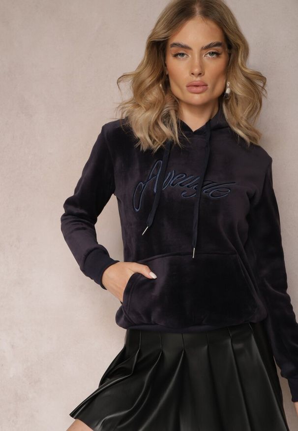 Renee - Granatowa Welurowa Bluza z Haftowanym Napisem Hastte. Typ kołnierza: kaptur. Kolor: niebieski. Materiał: welur. Wzór: napisy, haft