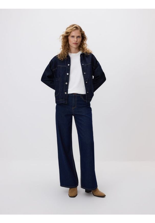 Reserved - Jeansy wide leg - granatowy. Kolor: niebieski