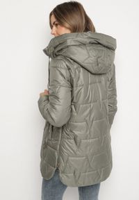 Born2be - Zielona Pikowana Kurtka Przejściowa z Bocznymi Suwakami i Kapturem Soralessa. Okazja: na spotkanie biznesowe, do pracy, na co dzień. Kolor: zielony. Materiał: jeans, dzianina. Długość rękawa: długi rękaw. Długość: długie. Styl: biznesowy, casual #3