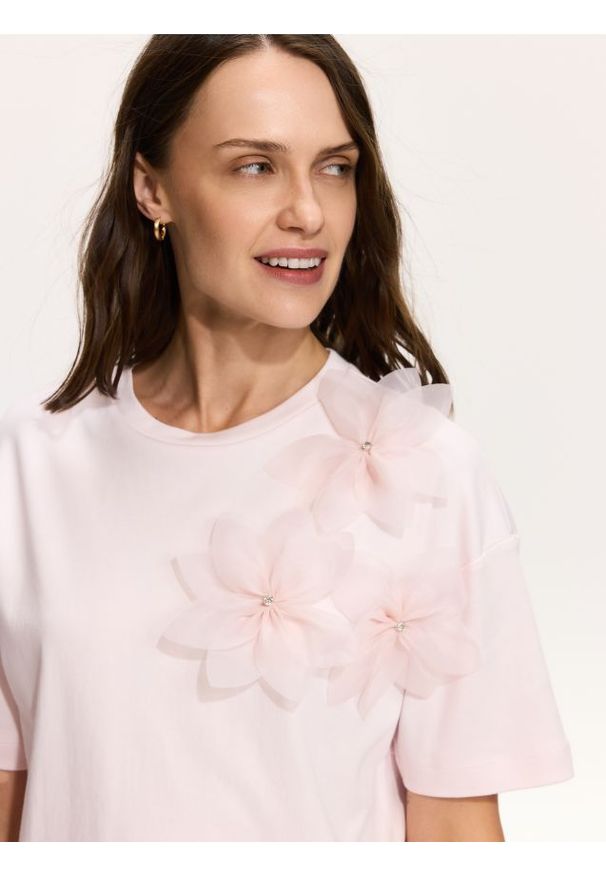 Reserved - T-shirt z kwiatową aplikacją - pastelowy róż. Kolor: różowy. Materiał: bawełna. Wzór: aplikacja, kwiaty