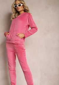 Renee - Ciemnoróżowy Welurowy Komplet Dresowy Bluza z Kapturem i Spodnie Vilna. Kolor: różowy. Materiał: dresówka, welur #1
