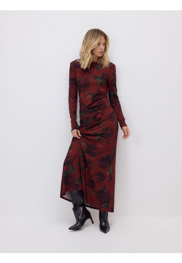 Reserved - Sukienka z nadrukiem w róże - karminowy. Kolor: czerwony. Materiał: wiskoza, tkanina. Wzór: nadruk. Typ sukienki: proste