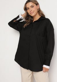 Born2be - Czarna Klasyczna Koszula z Bawełny o Kroju Oversize Ronavelle. Okazja: do pracy, na spotkanie biznesowe, na co dzień. Typ kołnierza: kołnierzyk klasyczny. Kolor: czarny. Materiał: bawełna. Długość rękawa: długi rękaw. Długość: długie. Wzór: aplikacja. Styl: klasyczny #4