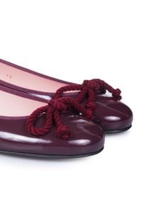 PRETTY BALLERINAS - Lakierowane baleriny. Nosek buta: okrągły. Kolor: czerwony. Materiał: lakier. Wzór: aplikacja. Styl: elegancki #4