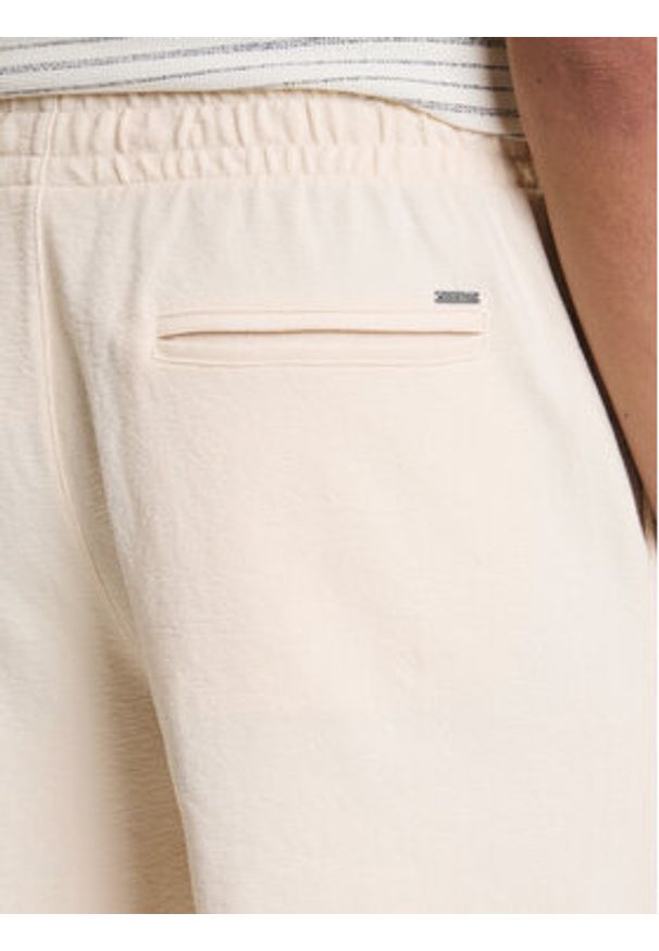 Guess Szorty sportowe M6GD16 K3088 Écru Regular Fit. Kolor: kremowy. Materiał: bawełna. Styl: sportowy