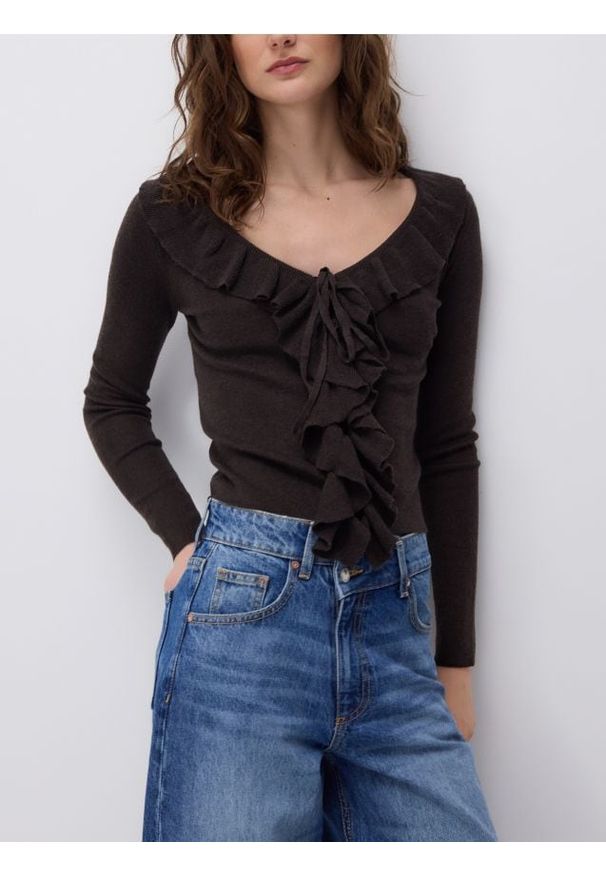 Reserved - Sweter z falbanką - ciemnobrązowy. Kolor: brązowy. Materiał: dzianina, wełna