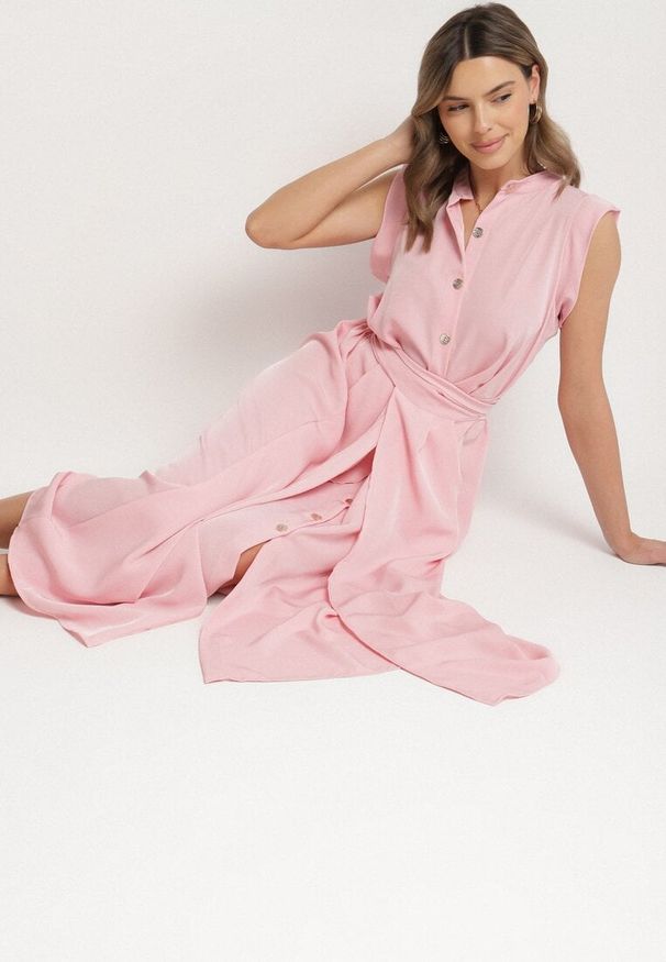 Born2be - Różowa Sukienka Koszulowa o Rozkloszowanym Kroju z Wiązaniem w Pasie Mavirielle. Okazja: na co dzień. Typ kołnierza: dekolt w serek. Kolor: różowy. Materiał: skóra. Długość rękawa: długi rękaw. Typ sukienki: koszulowe. Styl: casual, elegancki