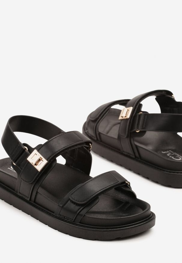 Renee - Czarne Sandały z Metaliczną Ozdobą Falanelis. Okazja: na co dzień. Zapięcie: rzepy. Kolor: czarny. Materiał: jeans. Wzór: aplikacja. Obcas: na obcasie. Styl: casual, elegancki