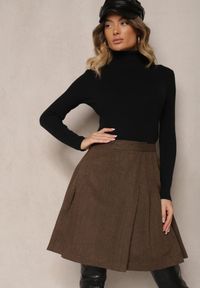 Renee - Brązowa Rozkloszowana Spódnica Preppy z Plisami Enavirra. Okazja: na co dzień, na imprezę, na spacer. Kolor: brązowy. Materiał: jedwab. Styl: klasyczny, casual