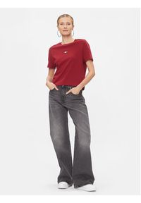 Tommy Jeans T-Shirt Badge DW0DW15640 Czerwony Classic Fit. Kolor: czerwony. Materiał: syntetyk #2