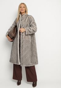 Born2be - Beżowy Długi Płaszcz Futerko z Ozdobnymi Przeszyciami i Stójką Zenima. Okazja: na co dzień. Typ kołnierza: kołnierzyk stójkowy. Kolor: beżowy. Materiał: futro. Długość: długie. Styl: klasyczny, casual, elegancki #1