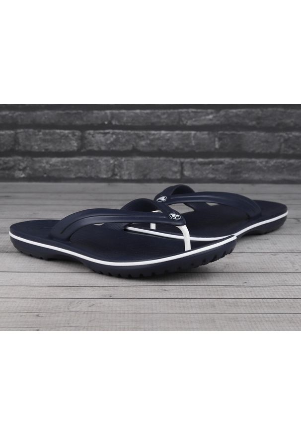 Klapki japonki męskie Crocs CROCBAND FLIP. Okazja: na plażę. Kolor: niebieski, wielokolorowy, biały. Materiał: syntetyk, materiał. Styl: sportowy