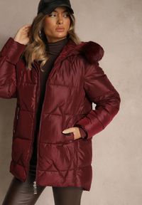Renee - Bordowa Pudełkowa Kurtka z Pikowanymi Przeszyciami i Kapturem z Futerkiem Vebina. Typ kołnierza: golf. Kolor: czerwony. Materiał: futro. Styl: elegancki #3