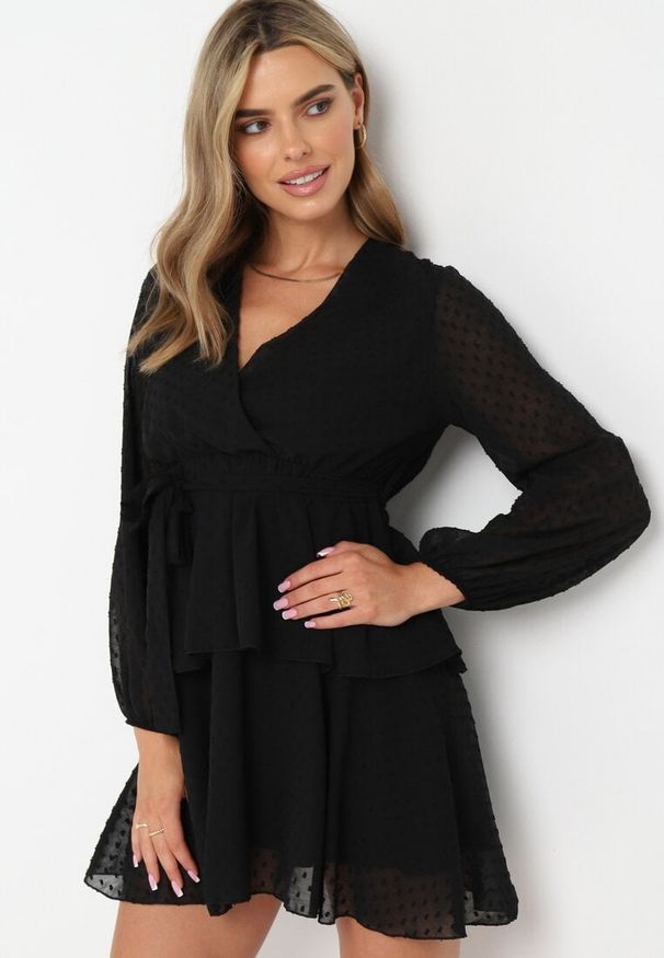 Born2be - Czarna Sukienka Sharpblaze. Kolor: czarny. Materiał: tkanina, materiał. Długość rękawa: długi rękaw. Typ sukienki: kopertowe. Długość: mini