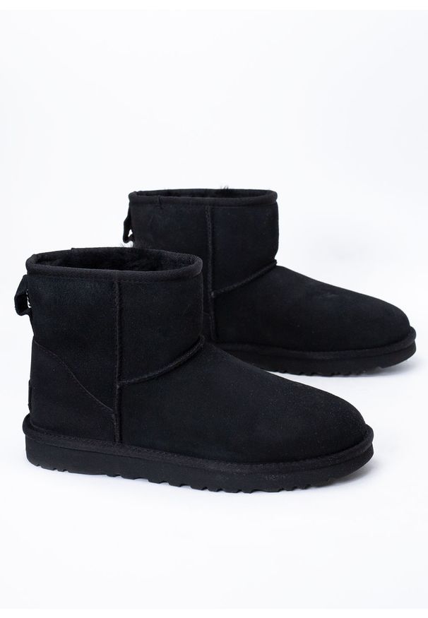 Ugg - UGG W Classic Mini II Buty zimowe damskie. Okazja: na plażę. Kolor: czarny. Materiał: materiał. Sezon: zima. Styl: młodzieżowy