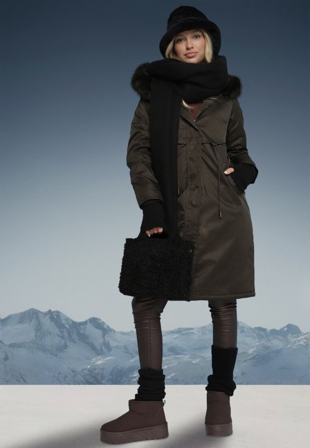 Born2be - Zielona Kurtka za Kolano ze Ściągaczem i Kapturem z Futerkiem Adoresa. Kolor: zielony. Materiał: futro