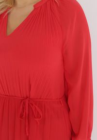 Born2be - Czerwona Sukienka z Paskiem Yiridi. Kolor: czerwony. Długość rękawa: długi rękaw. Typ sukienki: trapezowe. Długość: midi #3