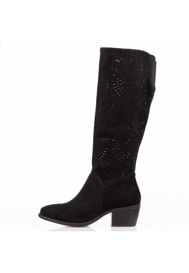 Czarne zamszowe kozaki damskie Jezzi 1921-41. Okazja: na spotkanie biznesowe, do pracy, na co dzień. Kolor: czarny. Szerokość cholewki: normalna. Wzór: ażurowy, aplikacja. Materiał: zamsz. Sezon: zima, jesień. Obcas: na obcasie. Styl: klasyczny, biznesowy, wizytowy, elegancki, casual. Wysokość obcasa: średni