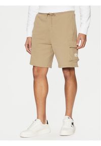 Calvin Klein Jeans Szorty sportowe J30J327284 Beżowy Regular Fit. Kolor: beżowy. Materiał: bawełna. Styl: sportowy #1