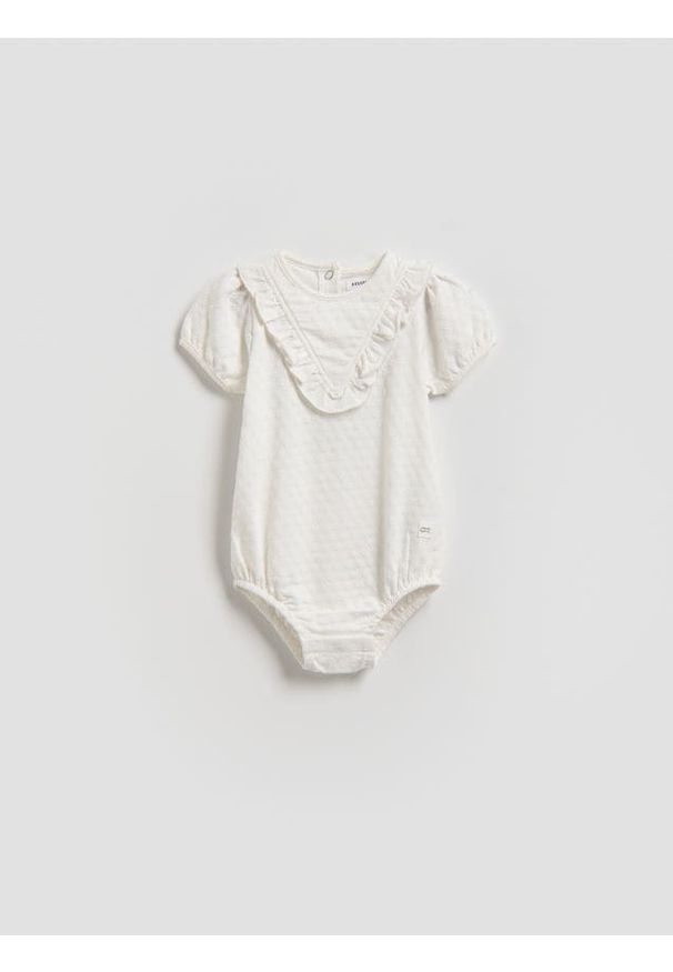 Reserved - Body z falbaną - biały. Kolor: biały. Materiał: dzianina, bawełna