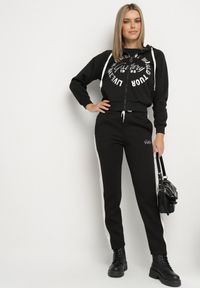Born2be - Czarny Komplet Dresowy Rozpinana Bluza z Kapturem Spodnie z Napisami Semirwen. Kolor: czarny. Materiał: dresówka. Wzór: napisy #5