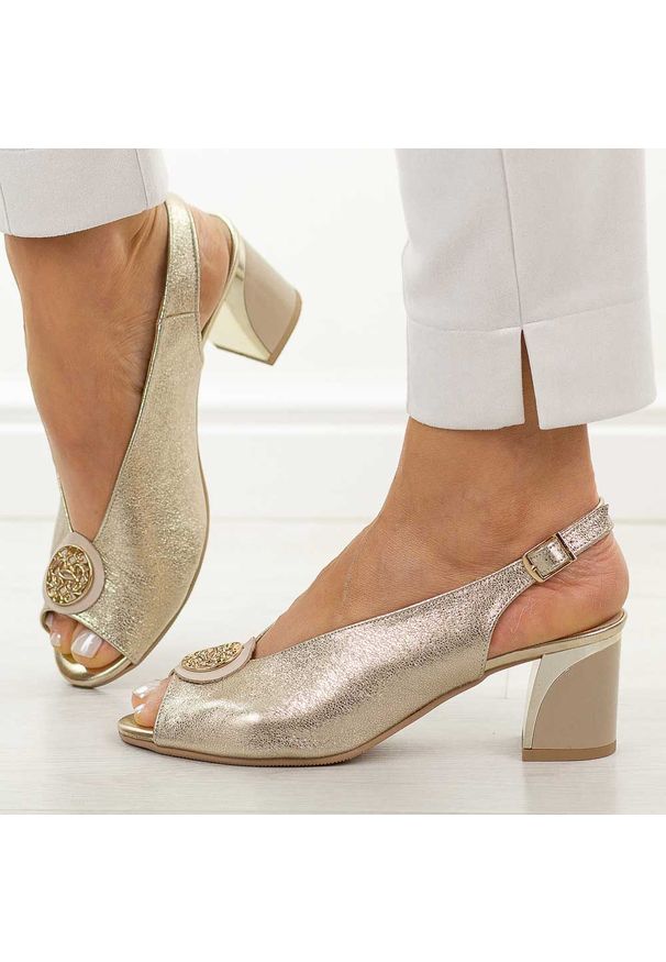 DEONI - Złote C skórzane Polskie sandały damskie na słupku Deoni D528. Okazja: na randkę, na spotkanie biznesowe, na imprezę. Nosek buta: okrągły. Kolor: złoty. Materiał: skóra. Wzór: aplikacja. Sezon: wiosna, lato. Styl: biznesowy, elegancki, klasyczny