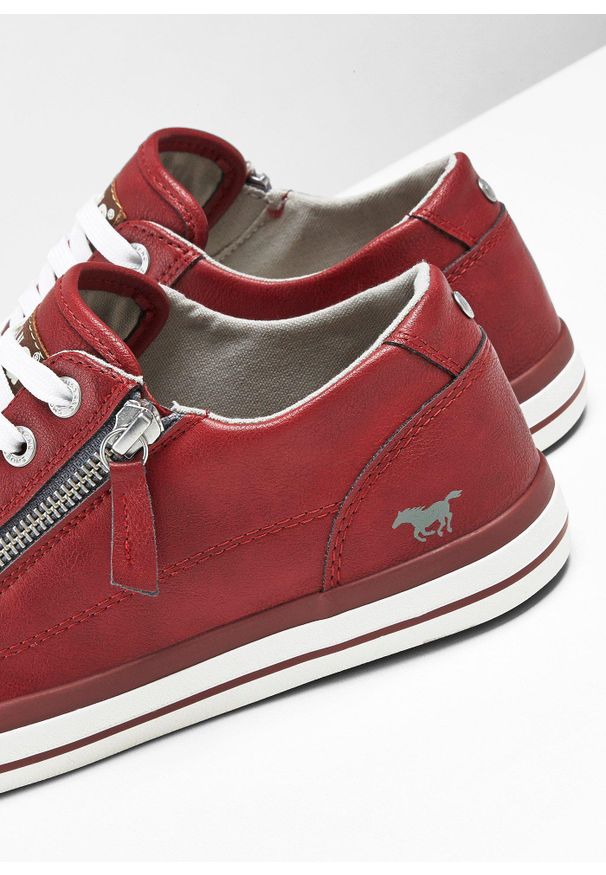 bonprix - Sneakersy marki Mustang z zamkiem. Zapięcie: zamek. Kolor: czerwony. Wzór: aplikacja