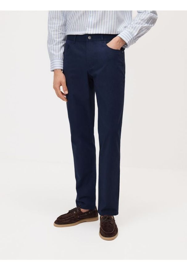 Reserved - Bawełniane spodnie slim fit - granatowy. Kolor: niebieski. Materiał: bawełna